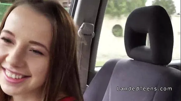 Ferske Cute teen hitchhiker sucks cock in car beste videoer