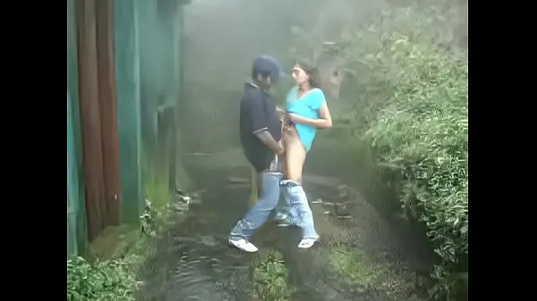 Sveži Indian girl sucking and fucking outdoors in rain najboljši videoposnetki