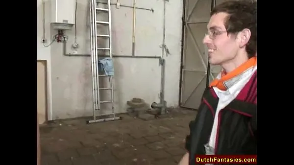Ferske Dutch Teen With Glasses In Warehouse beste videoer