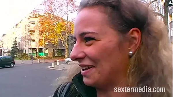 新鲜Women on Germany's streets最好的视频