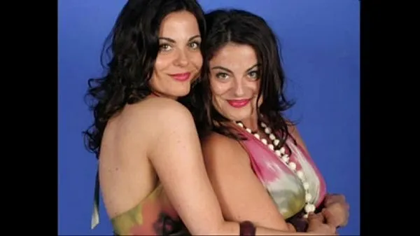 Φρέσκα Identical Lesbian Twins posing together and showing all καλύτερα βίντεο
