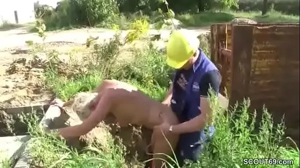 Φρέσκα fucks the construction worker when the old man is at work καλύτερα βίντεο