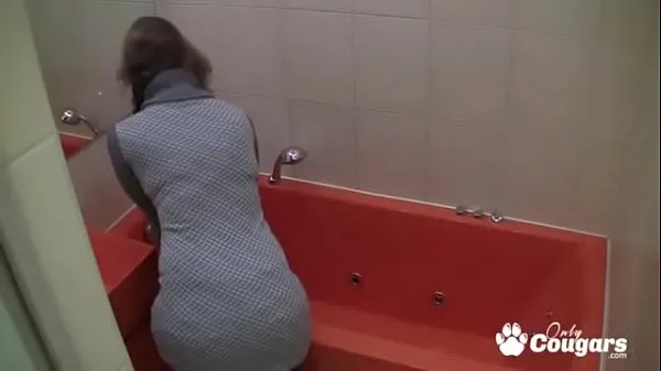 新鲜Amateur Caught On Hidden Bathroom Cam Masturbating With Shower Head最好的视频