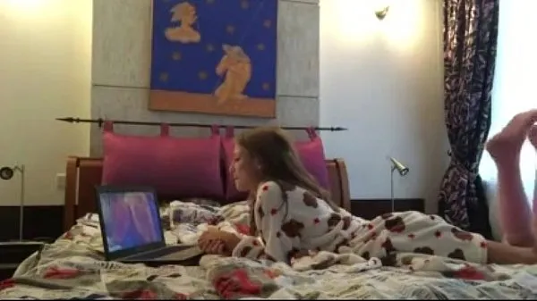 Nya Masturbating while watching porn bästa videoklipp