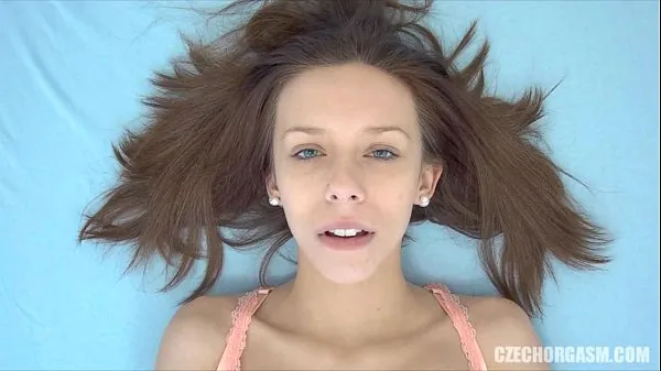 Sveži Redhead Girl Rubbing Big Lips Pussy najboljši videoposnetki
