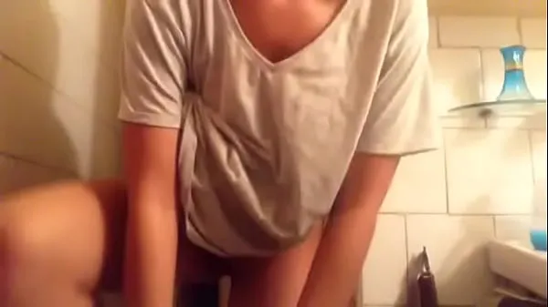 Nya toothbrush masturbation - sexy wet girlfriend in bathroom bästa videoklipp