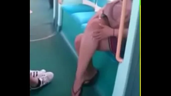Sveži Candid Feet in Flip Flops Legs Face on Train Free Porn b8 najboljši videoposnetki