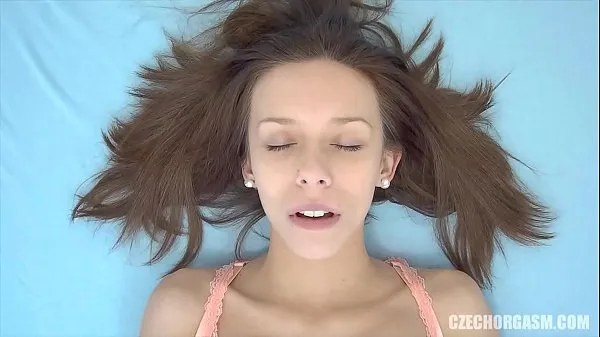 Φρέσκα Curly Girl Massages her Clit καλύτερα βίντεο