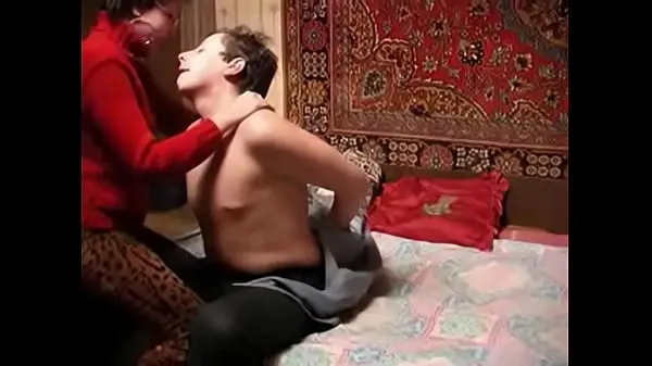 Nya Russian mature and boy having some fun alone bästa videoklipp