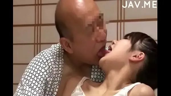 Ferske Delicious Japanese girl with natural tits surprises old man beste videoer