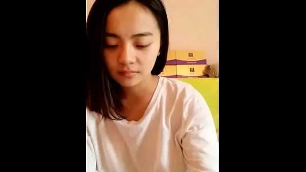 Ferske Young Asian teen showing her smooth body beste videoer