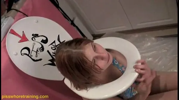 Nieuwe Teen piss whore Dahlia licks the toilet seat clean beste video's