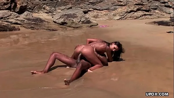 Nieuwe Fucking on the beach with a black dude's rock hard cock beste video's