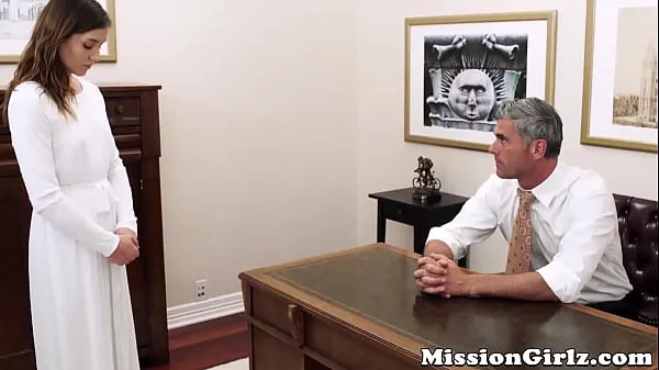 Nieuwe Mormon elder inspects virgin pussy before fingerfucking her beste video's