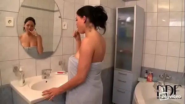 Girl with big natural Tits gets fucked in the shower Video terbaik baharu