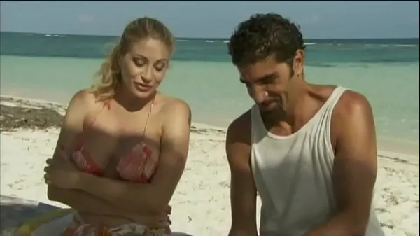 Taze Italian pornstar Vittoria Risi screwed by two sailors on the beach en iyi Videolar