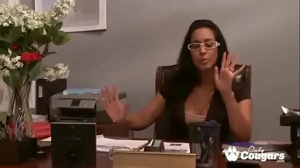 Nieuwe Boss Lady Isis Love Makes Her Employees Do More Than Just The TPS Reports beste video's