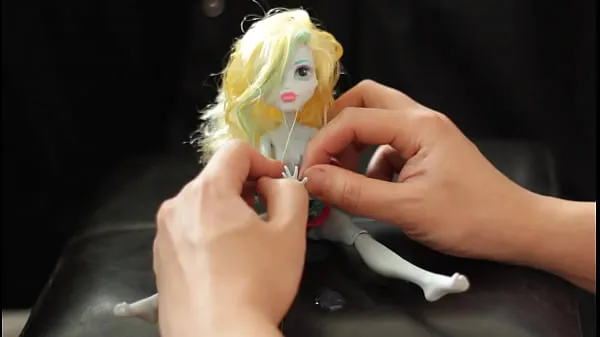 BEAUTIFUL Lagoona doll (Monster High) gets DRENCHED in CUM 19 TIMES Video terbaik baharu