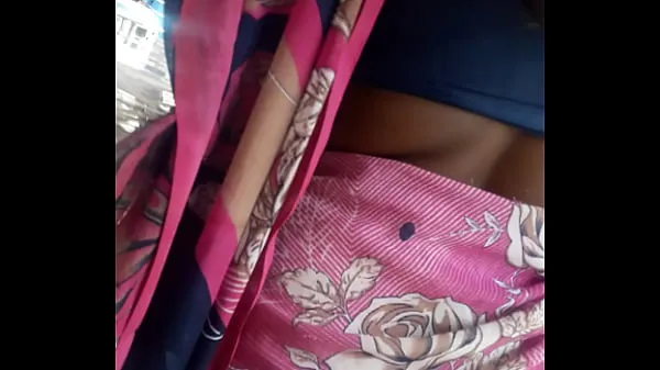 Nieuwe Hot aunty showing her big navel and boops beste video's