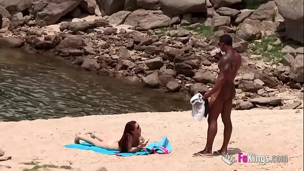The massive cocked black dude picking up on the nudist beach. So easy, when you're armed with such a blunderbuss Video terbaik baharu