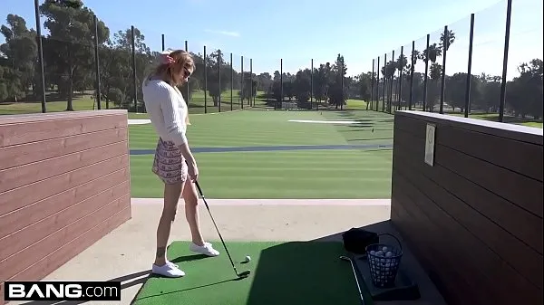 Sveži Nadya Nabakova puts her pussy on display at the golf course najboljši videoposnetki