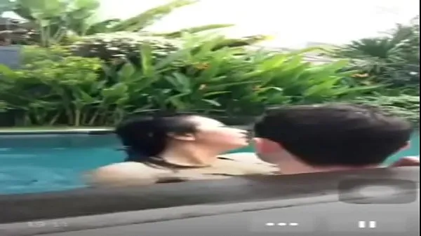 Friss Indonesian fuck in pool during live legjobb videók
