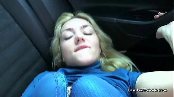 Friske Teen hitchhiker gets cumshot in car bedste videoer