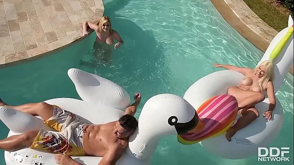 Taze Katy Jayne & Vittoria Dolce's intense Poolside Threesome en iyi Videolar