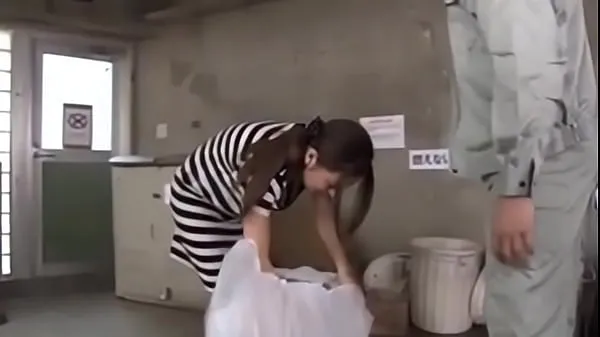 Nieuwe Japanese girl fucked while taking out the trash beste video's