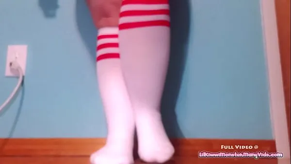 최신 LilKiwwimonster rides her HUGE COCK dildo with long socks 최고의 동영상