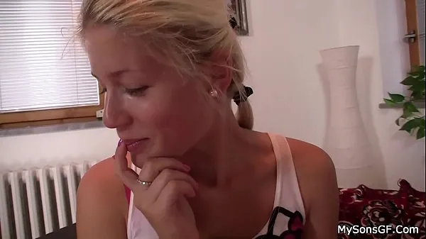Friske Blonde teen girl cheating her boyfriend with his bedste videoer