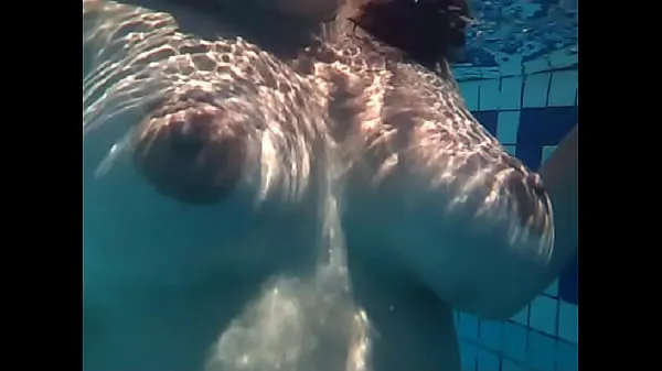 Swimming naked at a pool Video terbaik baru