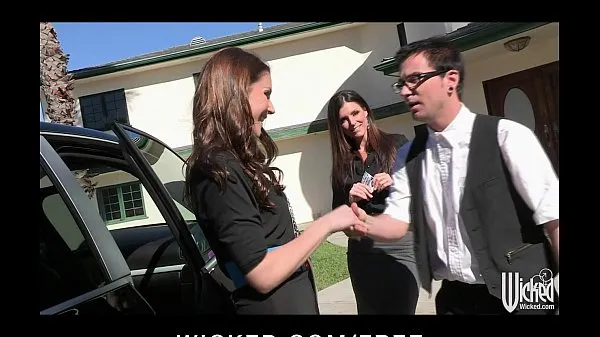 Ferske Pair of sisters bribe their car salesman into a threesome beste videoer
