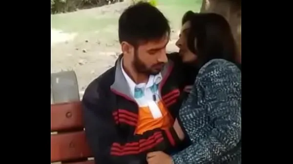 Nieuwe Couple caught kissing in the park beste video's