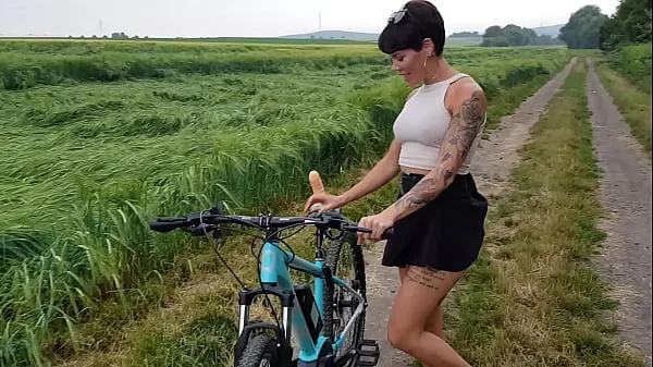 Sveži Premiere! Bicycle fucked in public horny najboljši videoposnetki