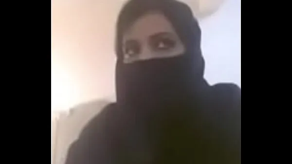 Muslim hot milf expose her boobs in videocall Video terbaik baharu