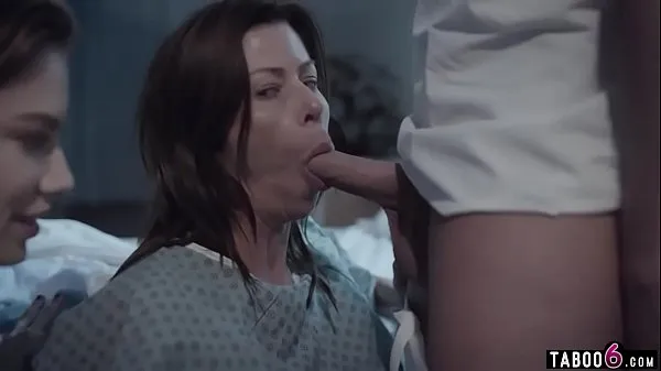 Ferske Huge boobs troubled MILF in a 3some with hospital staff beste videoer