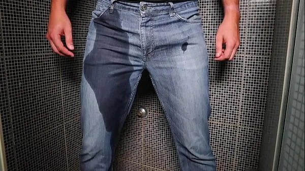 新鲜Guy pee inside his jeans and cumshot on end最好的视频