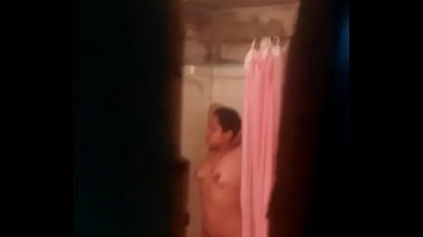 Ferske Spying on the neighbor while she takes a bath beste videoer