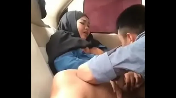 Taze Hijab girl in car with boyfriend en iyi Videolar