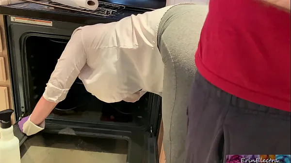 Nya Stepmom is horny and stuck in the oven - Erin Electra bästa videoklipp