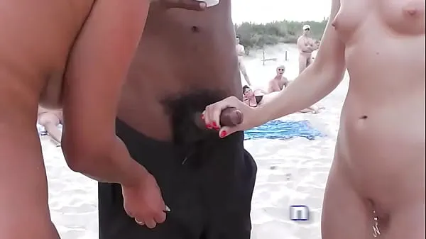 Sveži Naomi and her gf jerk off voyeurs on public beach najboljši videoposnetki