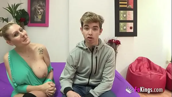 Frische Nuria und ihre ENORMOUS BOOBIES ficken einen 18jährigen Rookie der das Alter ihres Sohnes hatbeste Videos