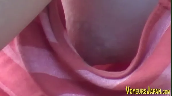 Nieuwe Asian babes side boob pee on by voyeur beste video's
