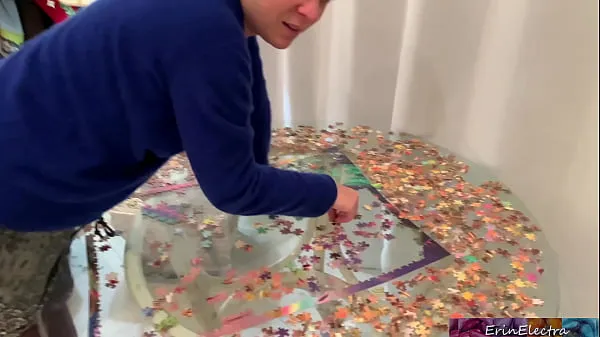 Stepmom is focused on her puzzle but her tits are showing and her stepson fucks her Video terbaik baru