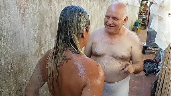Friske Grandpa bathing the young girl he met on the beach !!! Paty Butt - Old Grandpa - El Toro De Oro bedste videoer
