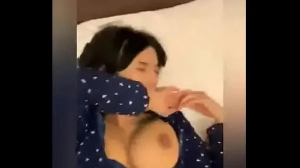 Sveži I have a big tits colleague to eat and go to bed without wearing a bra najboljši videoposnetki