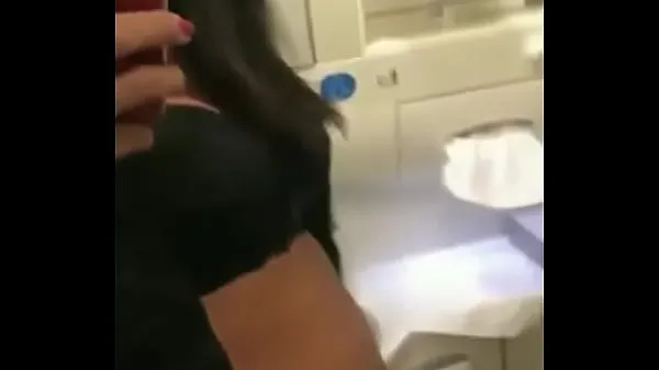 Nuovi Brunette shemale jerking off in the bathroomvideo migliori
