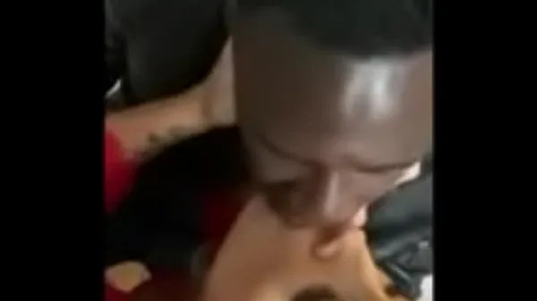 Sveži Interracial milf sexy kissing! Anyone know her name najboljši videoposnetki
