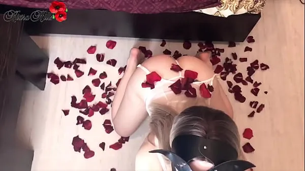 최신 Beautiful Babe Sensual Fucks in Rose Petals On Valentine's Day 최고의 동영상